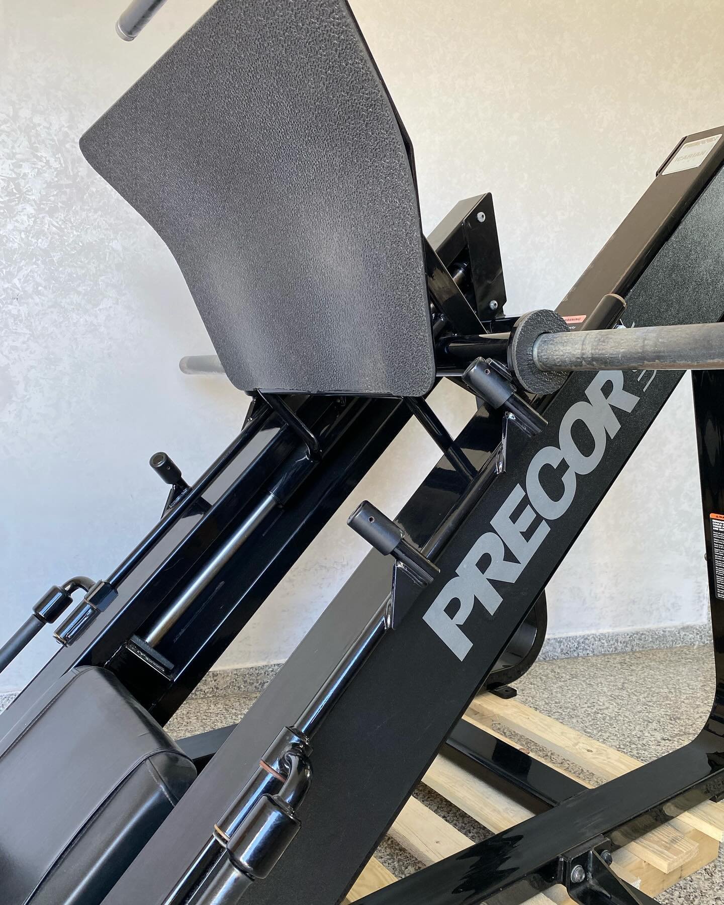 Cybex Plate-Loaded Squat Press - Image 3