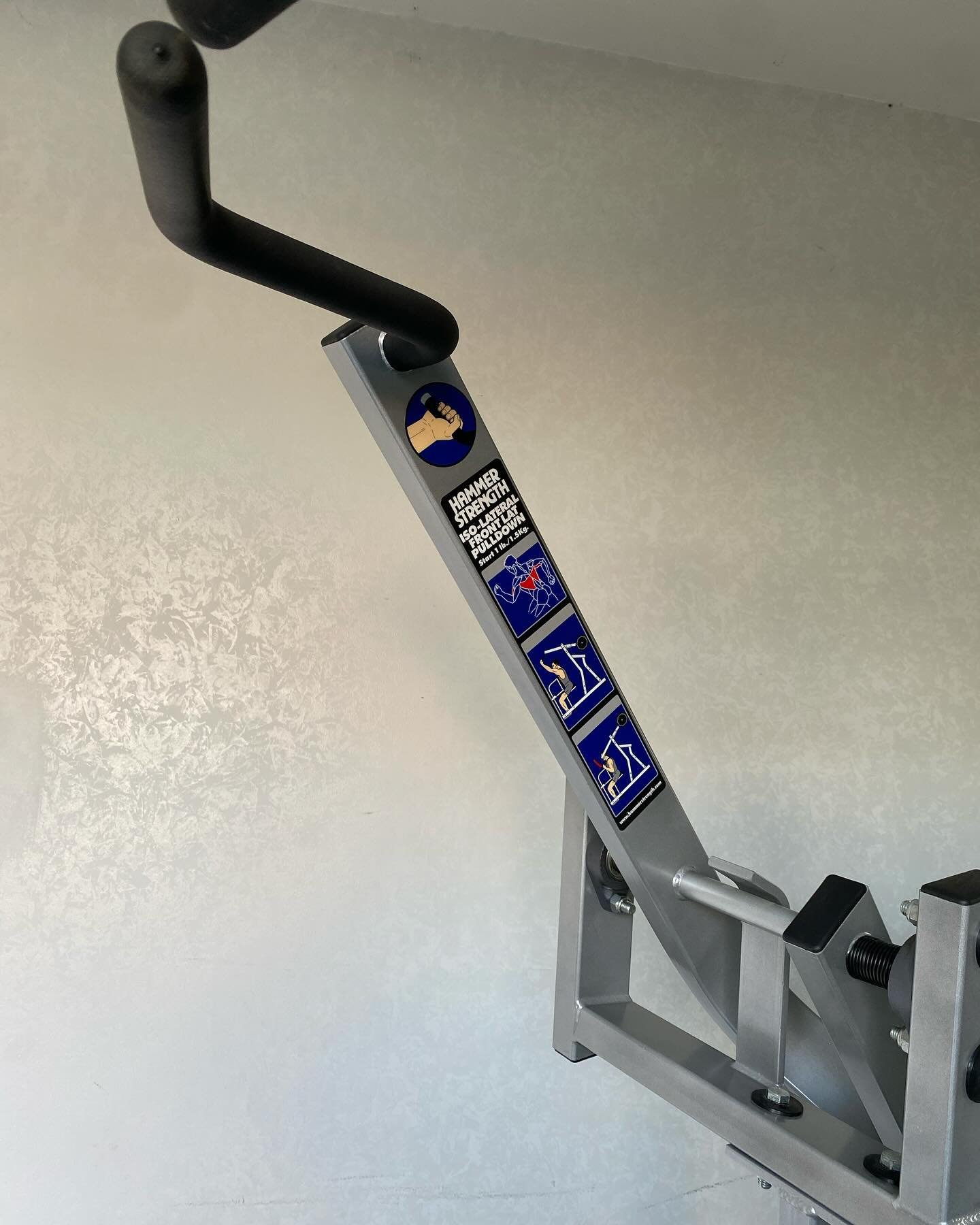 Hammer Strength Iso-Lateral Front Lat Pulldown - Image 4