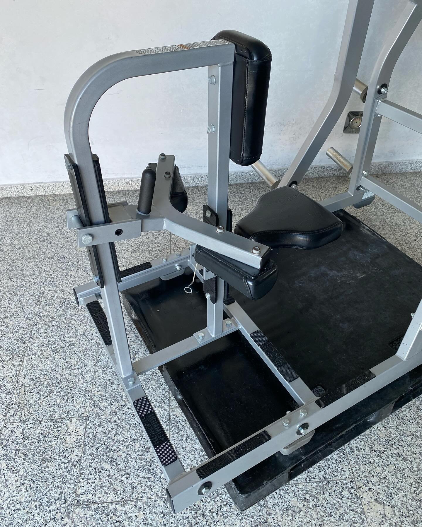 Hammer Strength Iso-Lateral Front Lat Pulldown - Image 5
