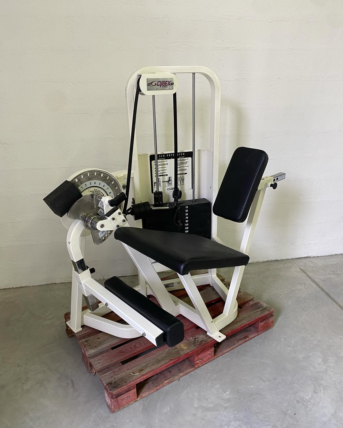 Cybex VR2 Leg Extension